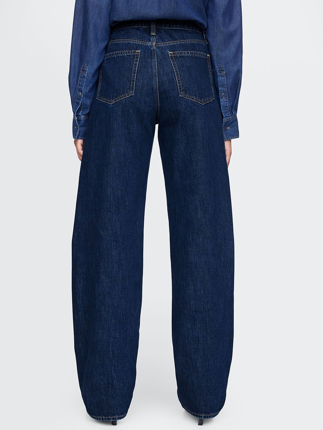 Lightly Washed High-Rise Barrel Fit Jeans