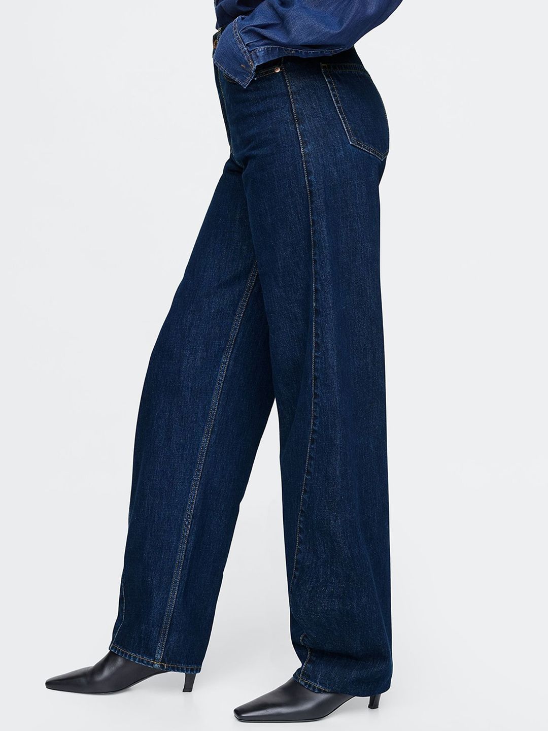Lightly Washed High-Rise Barrel Fit Jeans