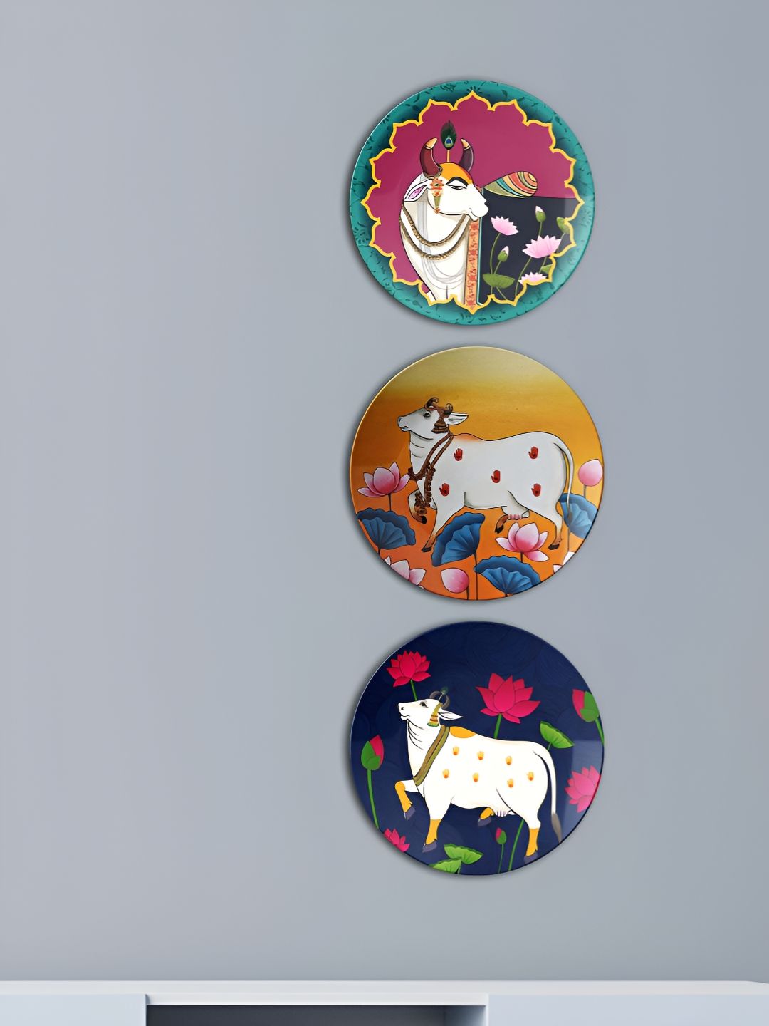 THE QUIRKY HOME Ceramic Bohemian Glossy Hanging Hall 3Pcs Wall Plates-10In