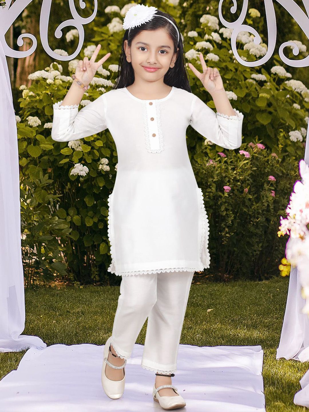 Pehanaava Girls Round Neck Lace Detail Straight Kurta With Trouser