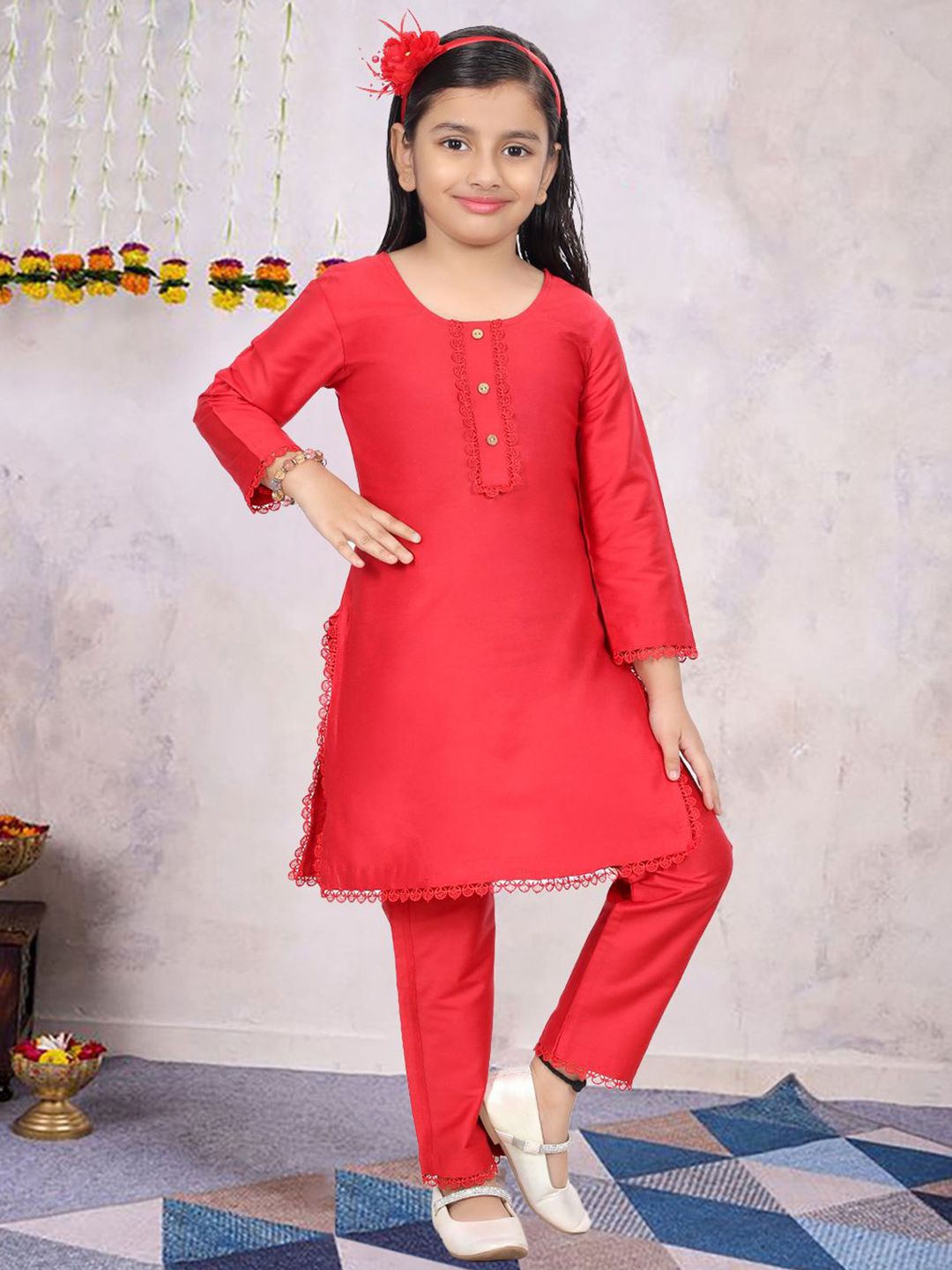 Pehanaava Girls Round Neck Lace Detail Straight Kurta With Trouser