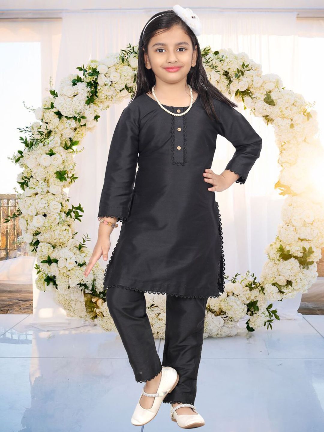 Pehanaava Girls Round Neck Lace Detail Straight Kurta With Trouser