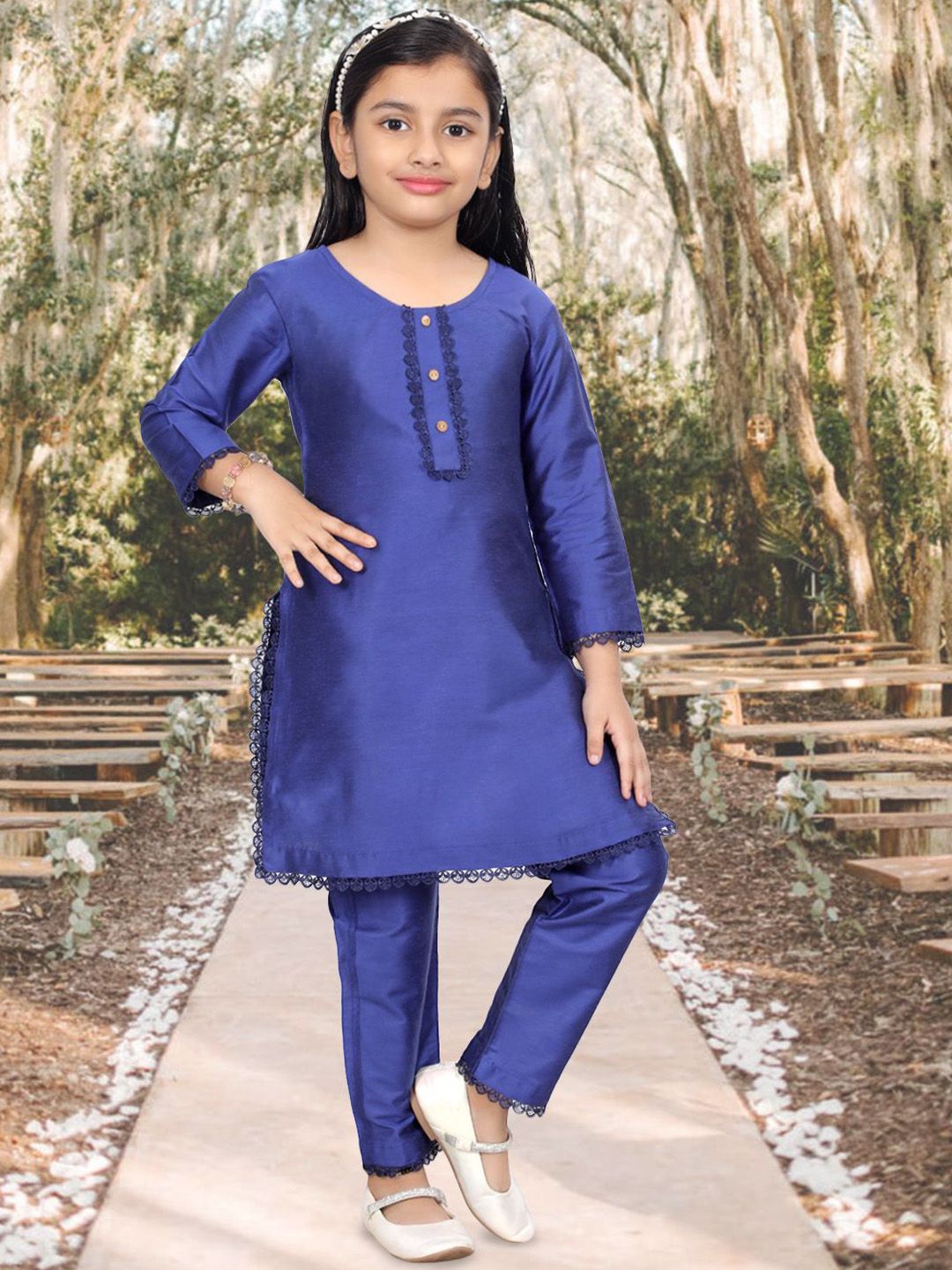 Pehanaava Girls Round Neck Lace Detail Straight Kurta With Trouser
