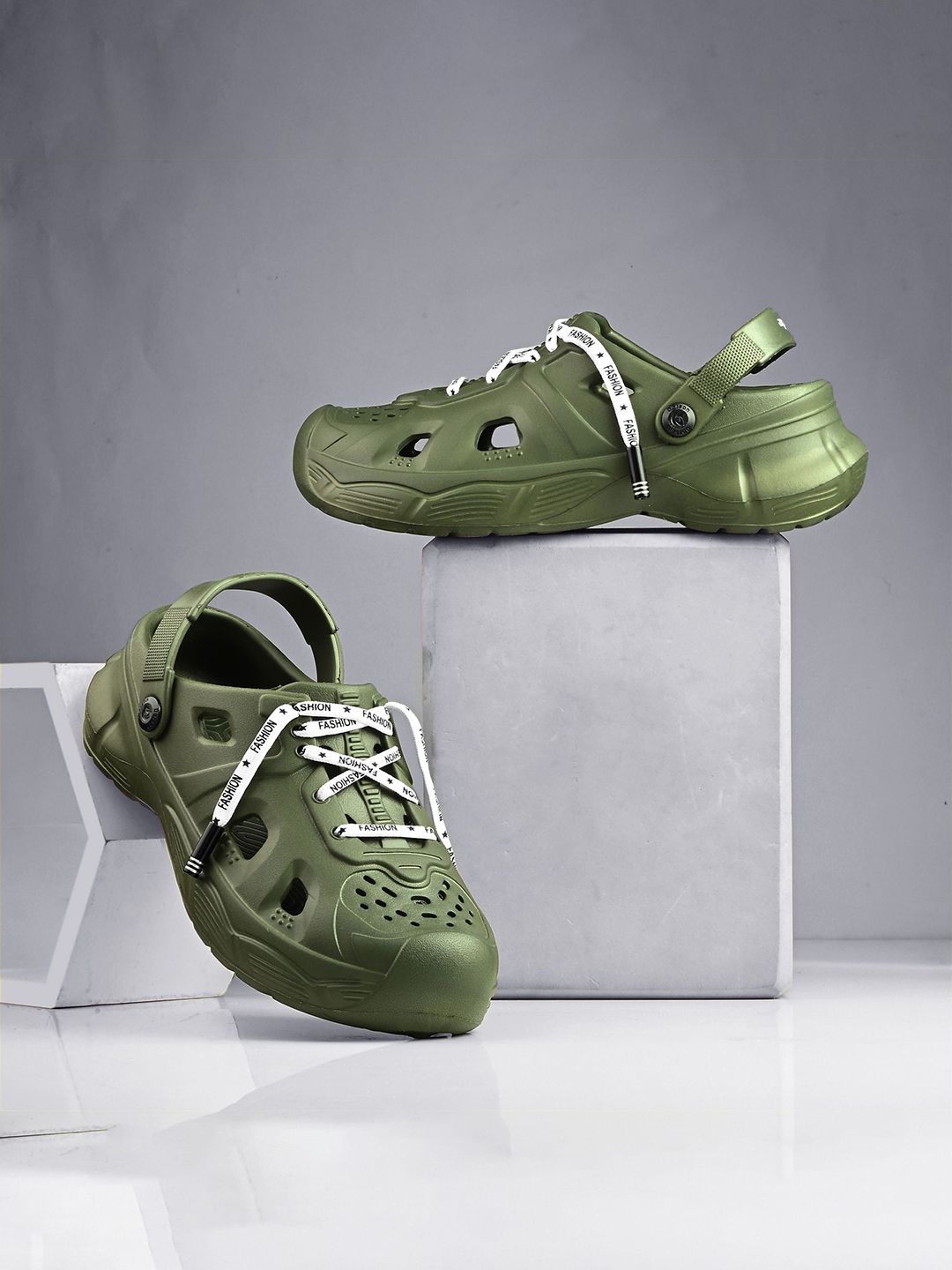 BIRDE Men Self Design Lace-Up Clogs