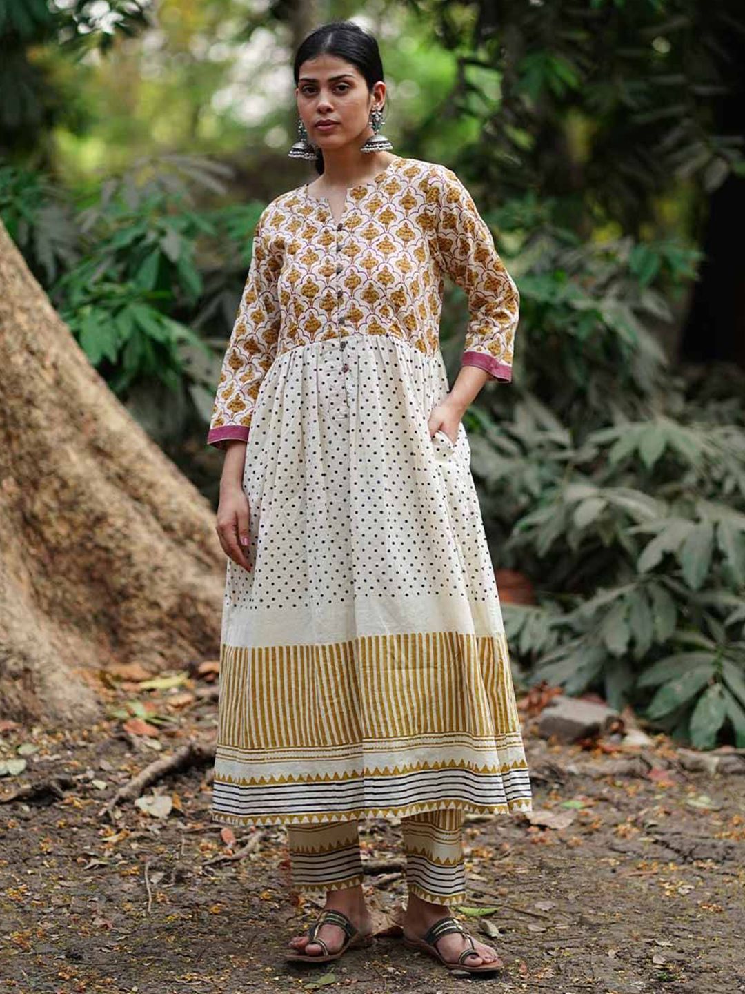 Chidiyaa Women Floral Printed Cotton Kurta with Trousers