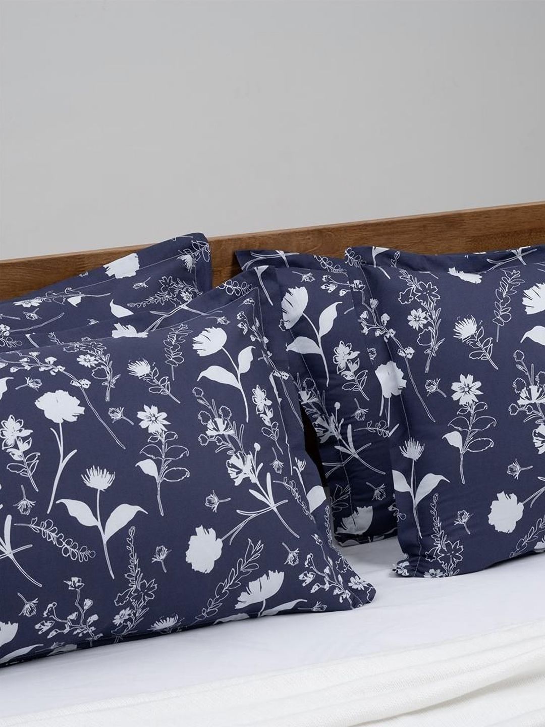 wakefit wakefit Navy Blue & White 4 Pieces Floral Printed Pure Cotton Square Pillow Covers