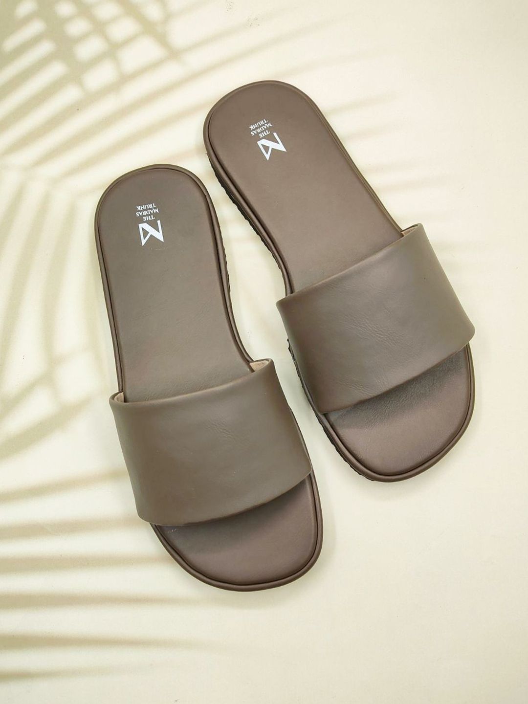 THE MADRAS TRUNK Men Open Toe Flats