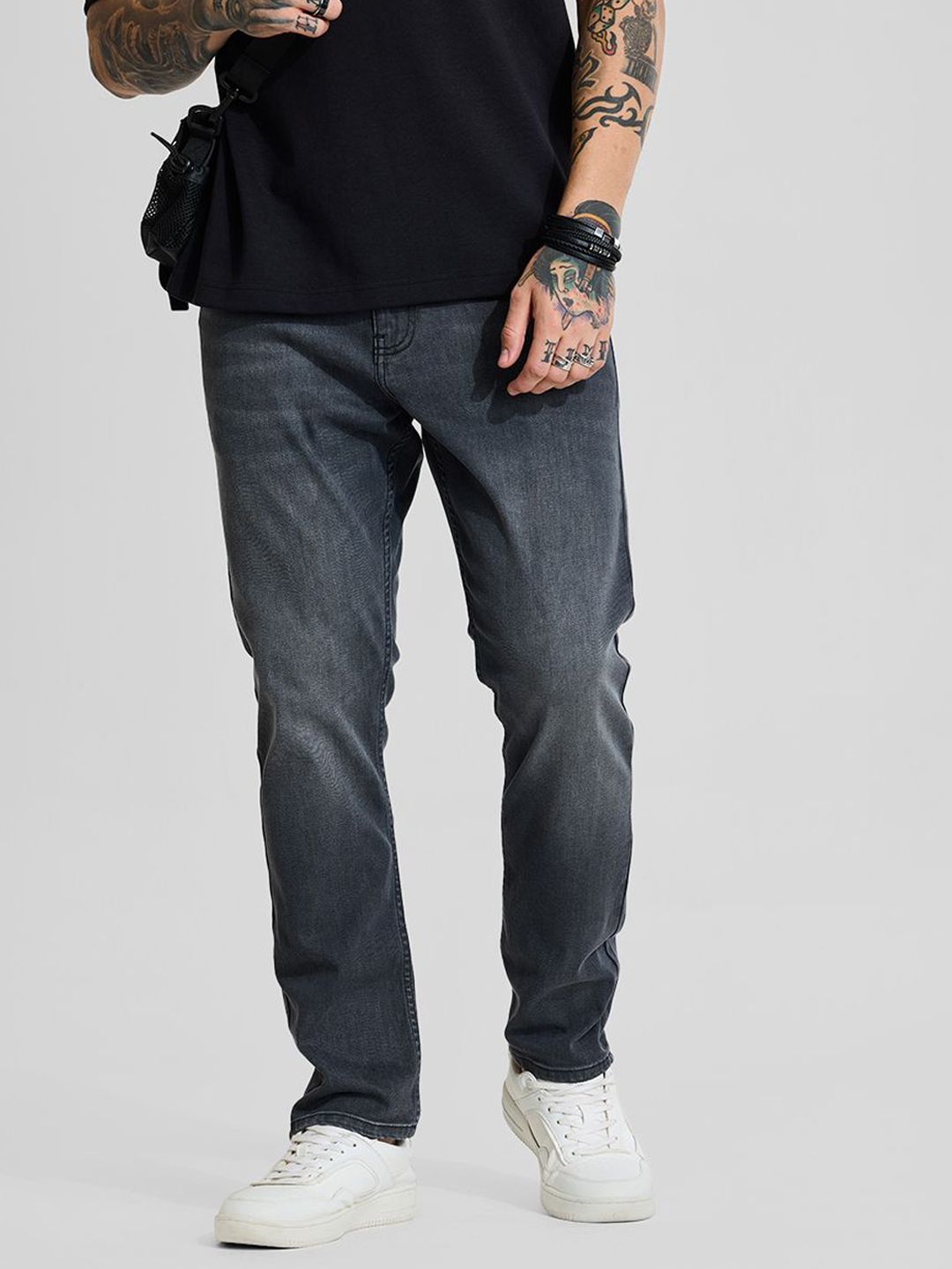 Snitch Men Relaxed Fit Light Fade Stretchable Jeans deal from myntra