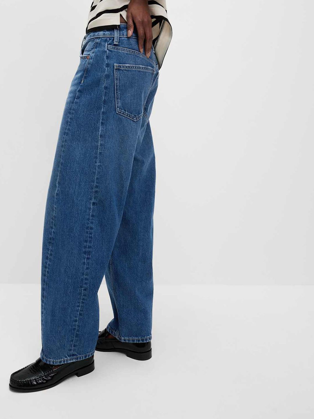 Mid Rise Barrel Fit Jeans