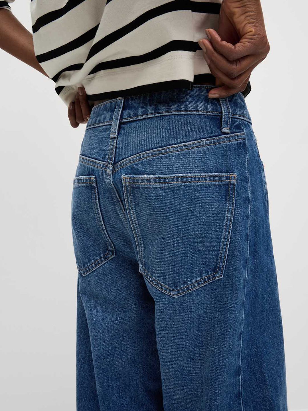 Mid Rise Barrel Fit Jeans