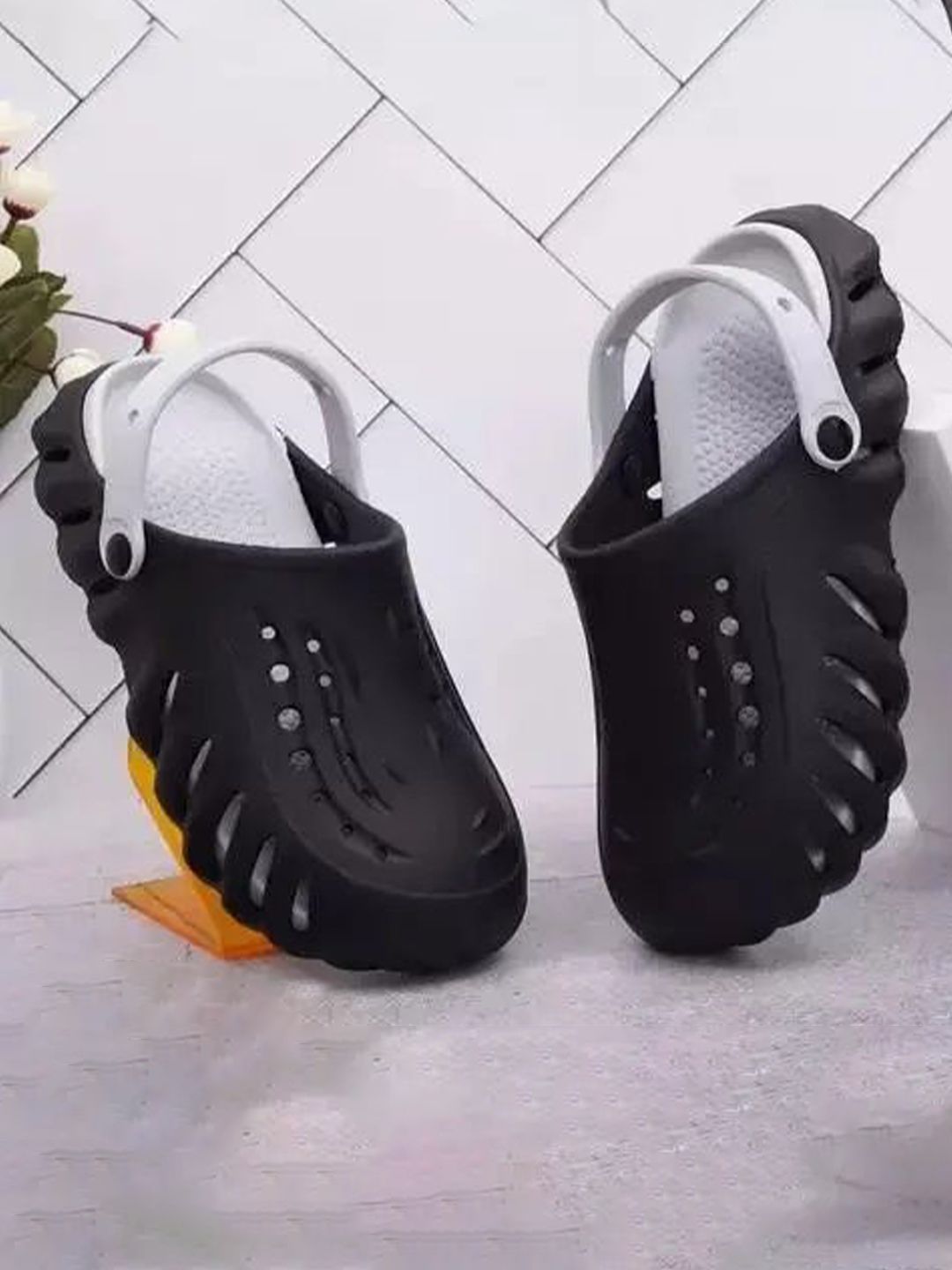 DRACKFOOT Men Self Design Clogs