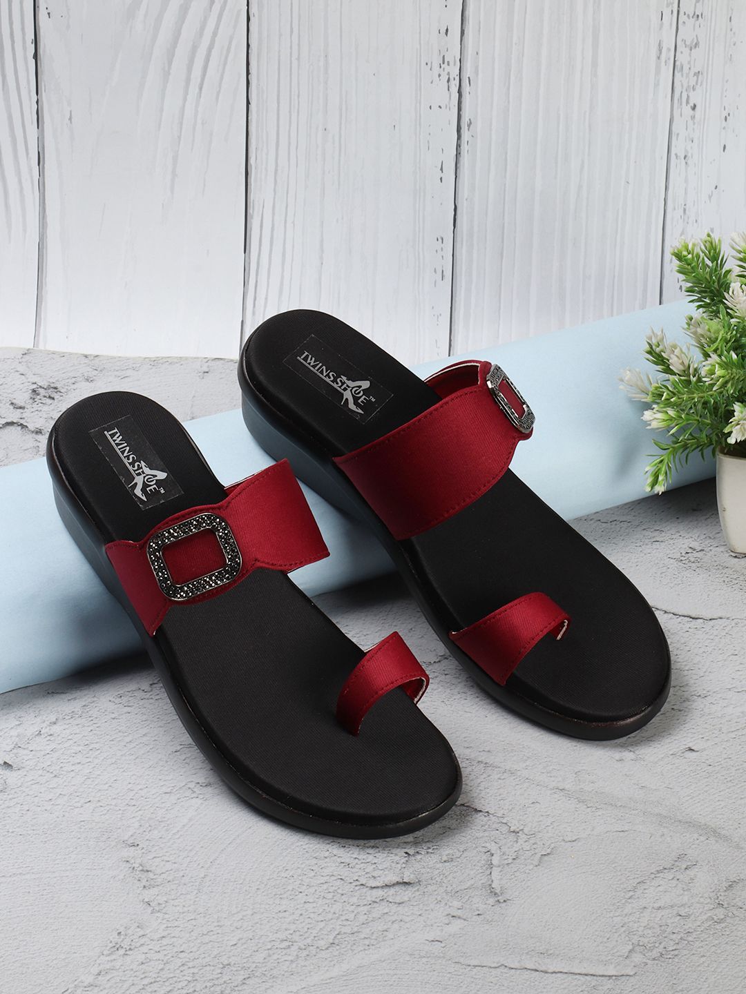 TWINSSHOE Women One-Toe Flats
