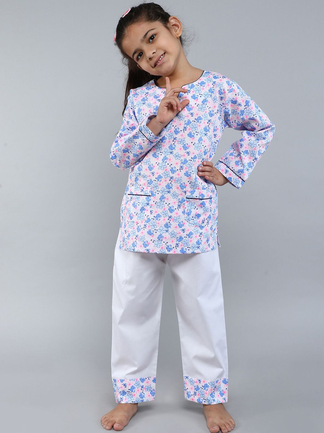 Little Clothings Girls Printed Night suit