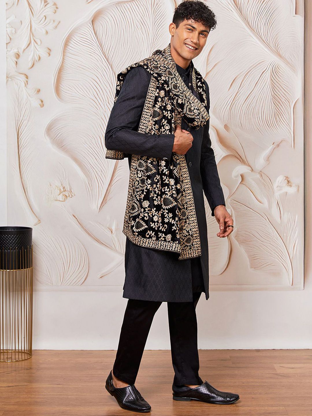 VASTRAMAY Men Embroidered Sherwani Set
