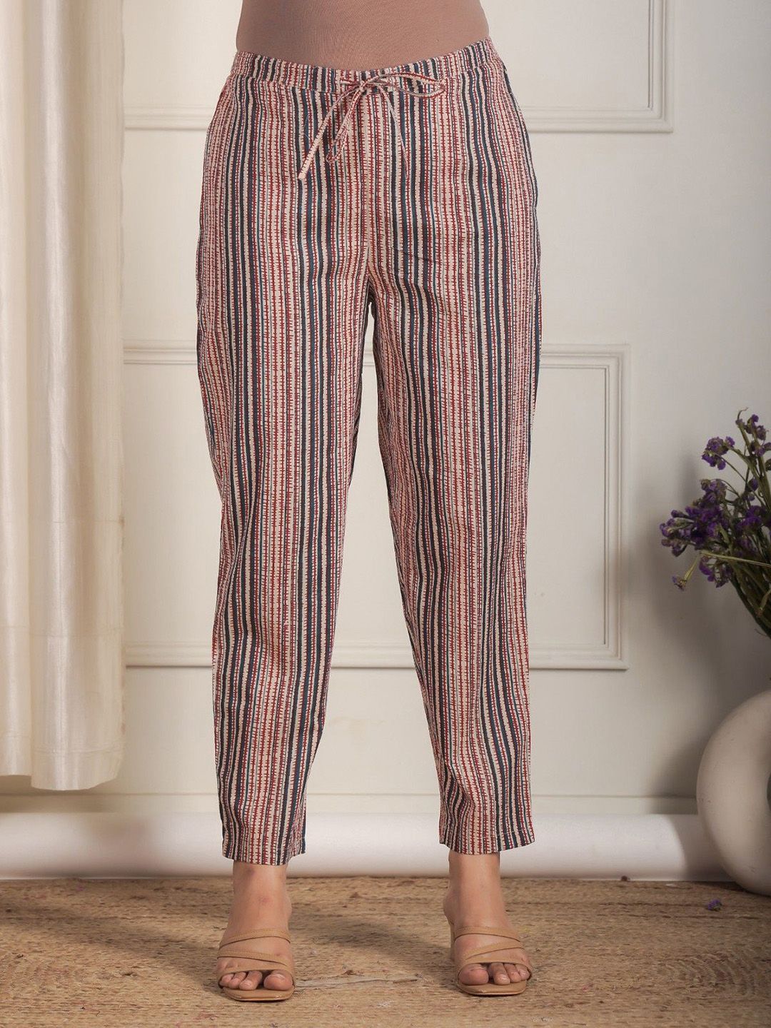 Aramya Women Printed Relexed Fit Wide Leg Trousers