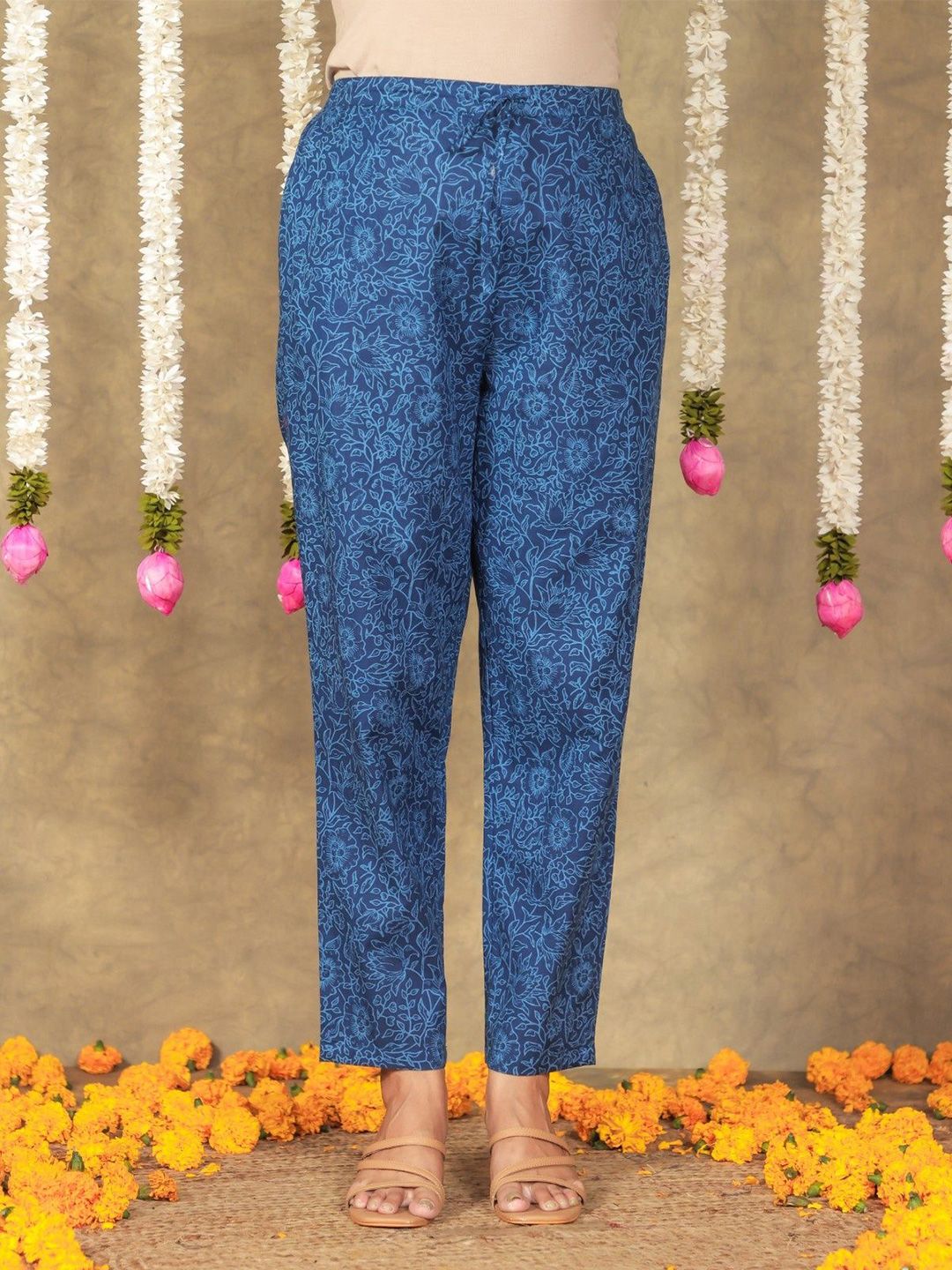 Aramya Women Floral Printed Regular Fit Cigarette Trousers
