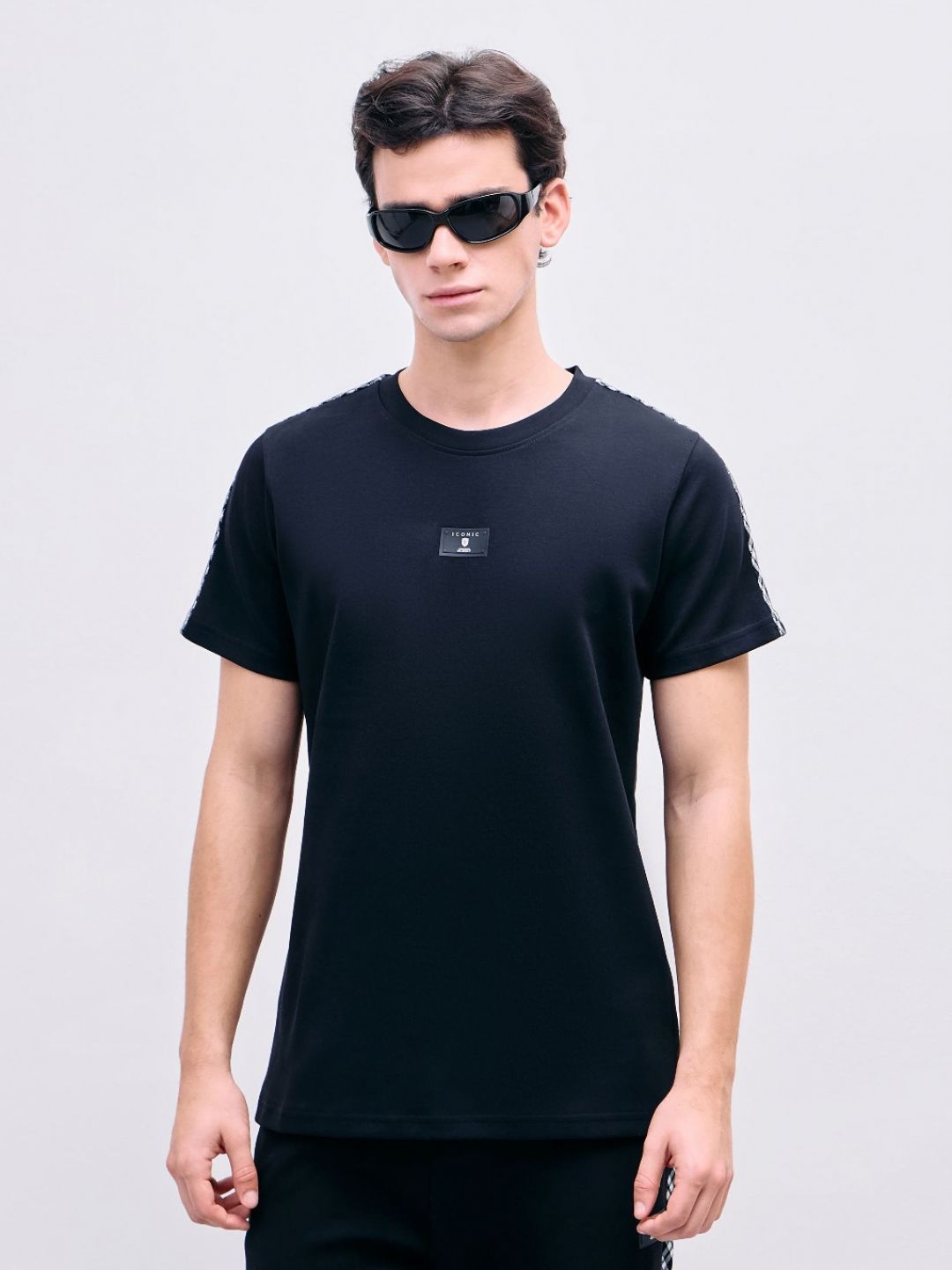Iconic Men Black Solid Crew Neck Short Sleeves T-Shirt