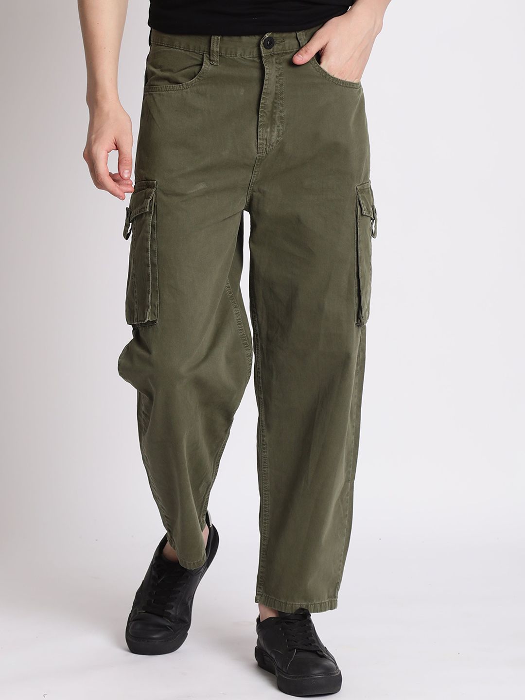 The Roadster Lifestyle Co Baggy Fit Cargo Trousers deal from myntra The Roadster Lifestyle Co Baggy Fit Cargo Trousers deal from myntra