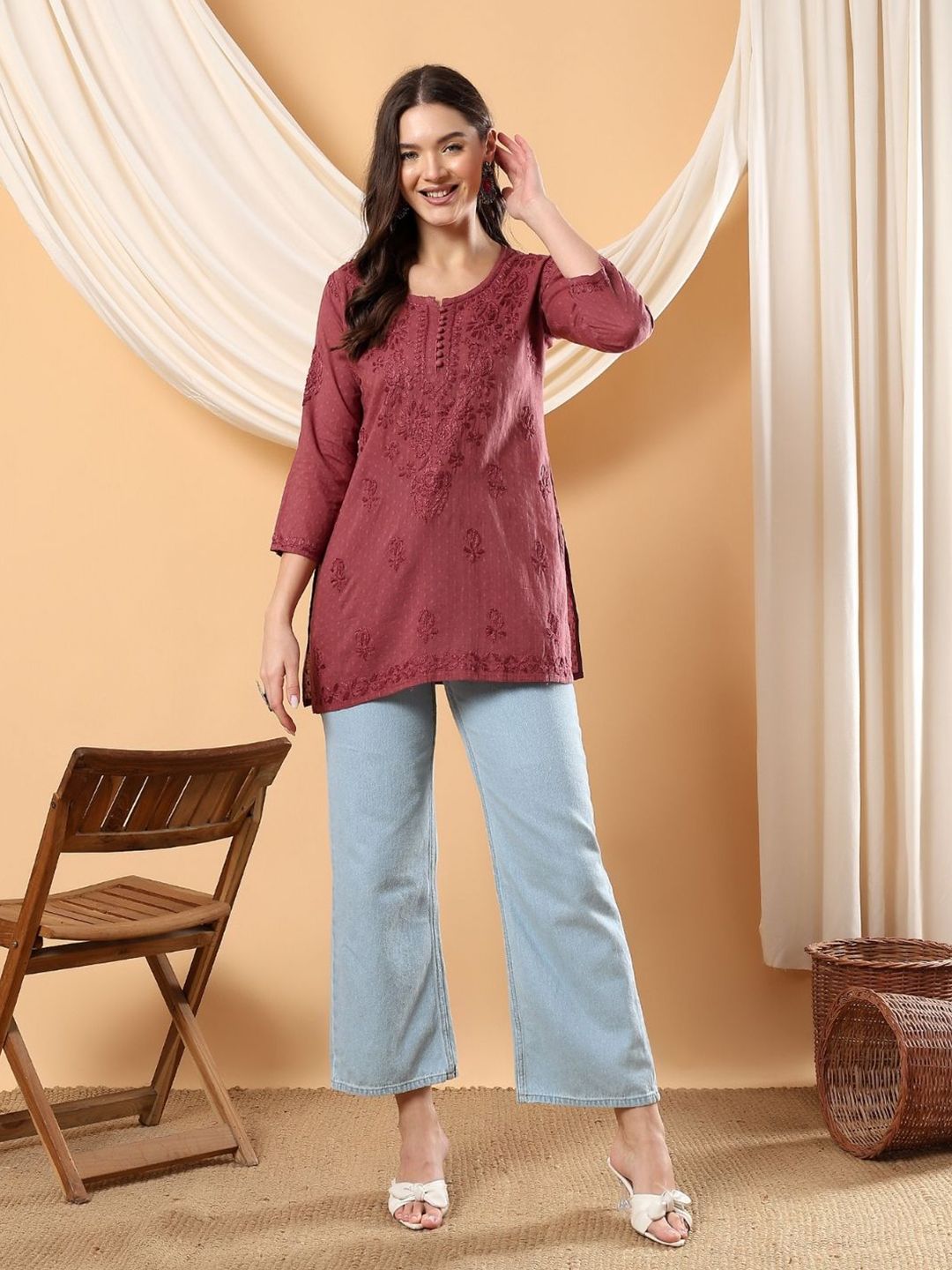 Poshak Chikan Studio Women Floral Embroidered Regular Straight Kurti