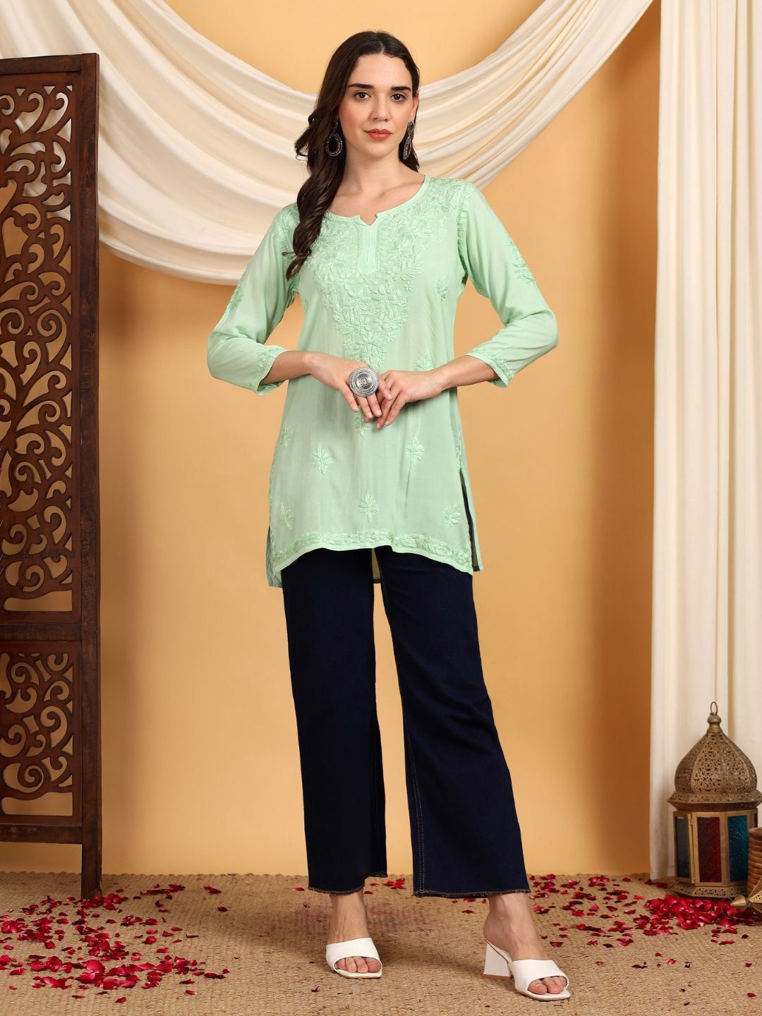 Poshak Chikan Studio Women Floral Embroidered Chikankari Regular Straight Kurti