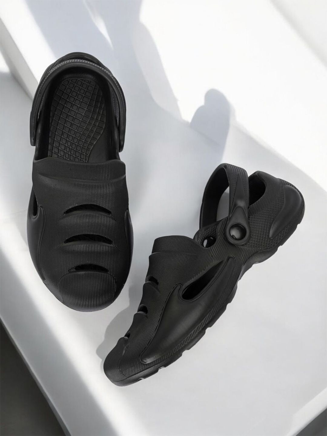 The Roadster Lifestyle Co Men Textured Lightweight Clogs