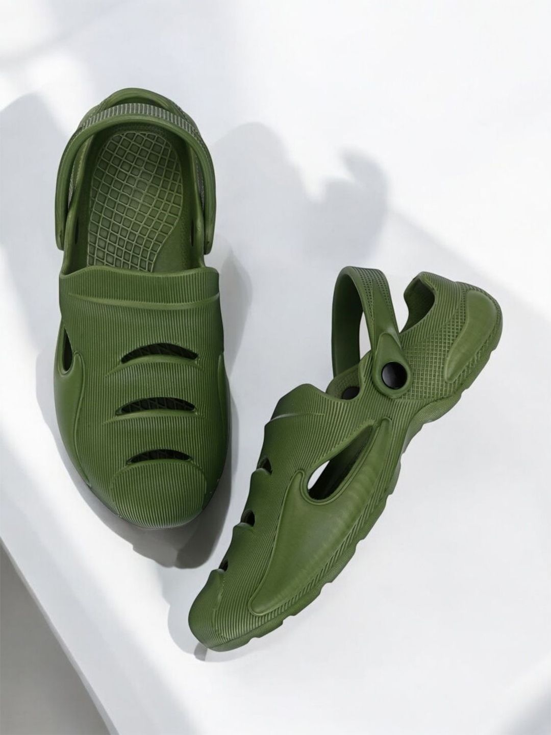 The Roadster Lifestyle Co Men Textured Lightweight Clogs
