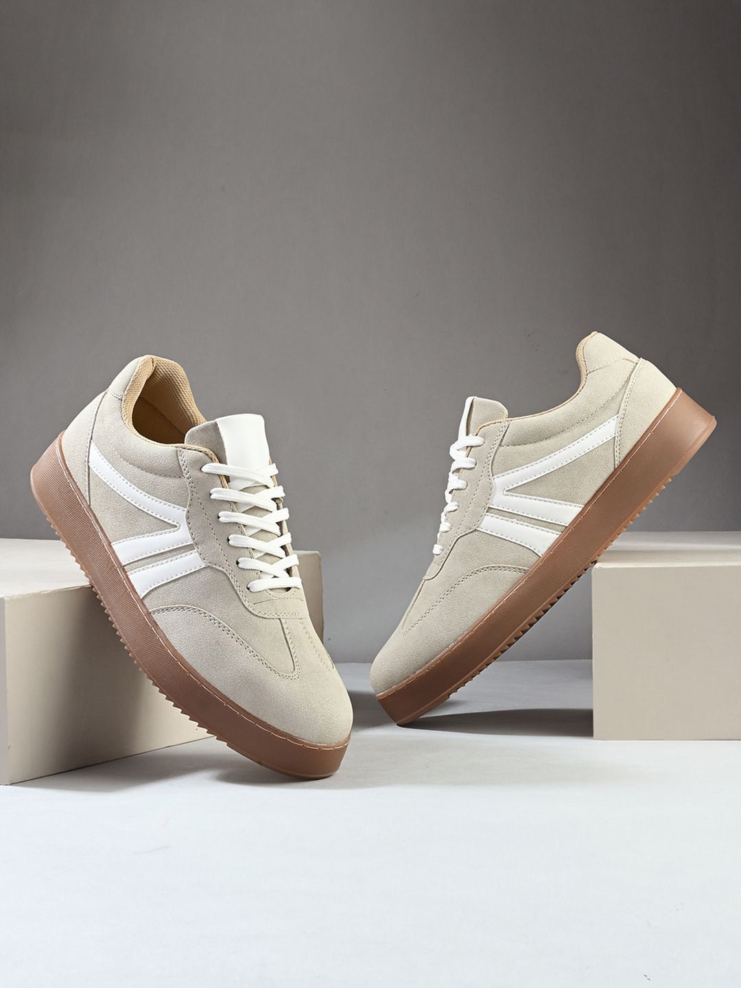 Roadster Men Solid Lightweight Casual Sneakers