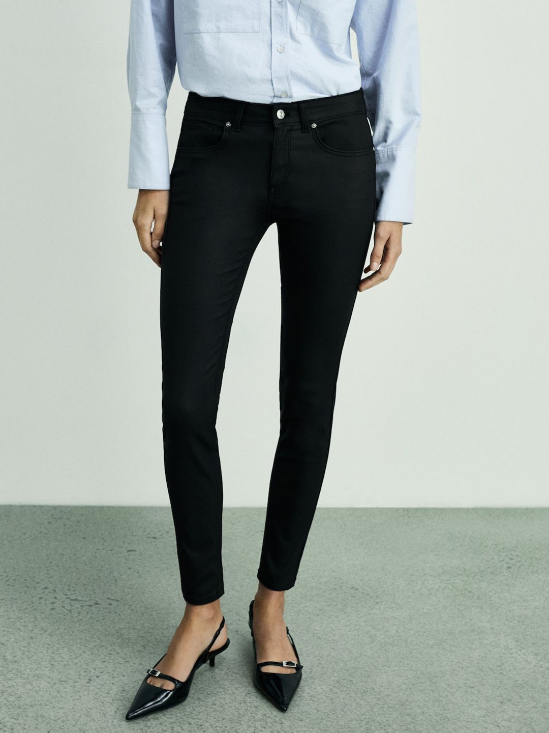 Solid Low-Rise Skinny Fit Jeans