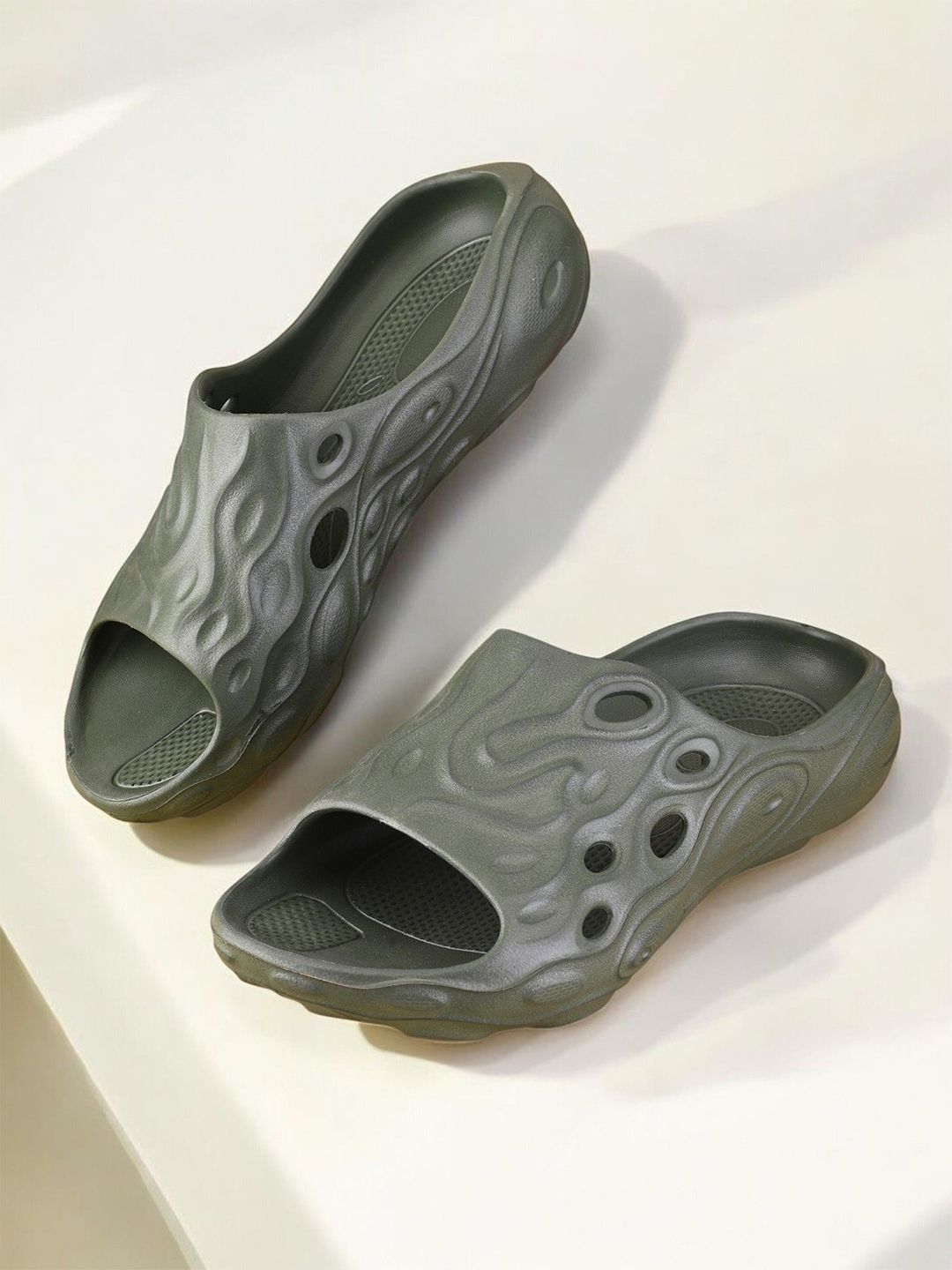 The Roadster Lifestyle Co Men Big Fox Light Sliders