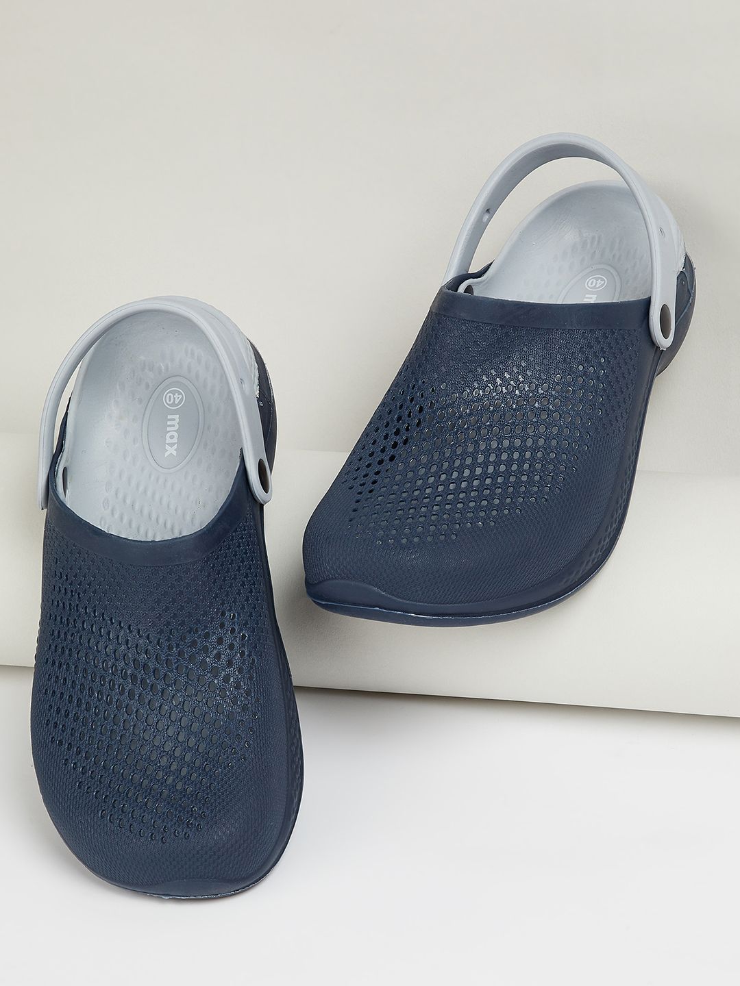 max Men Colourblocked Clogs