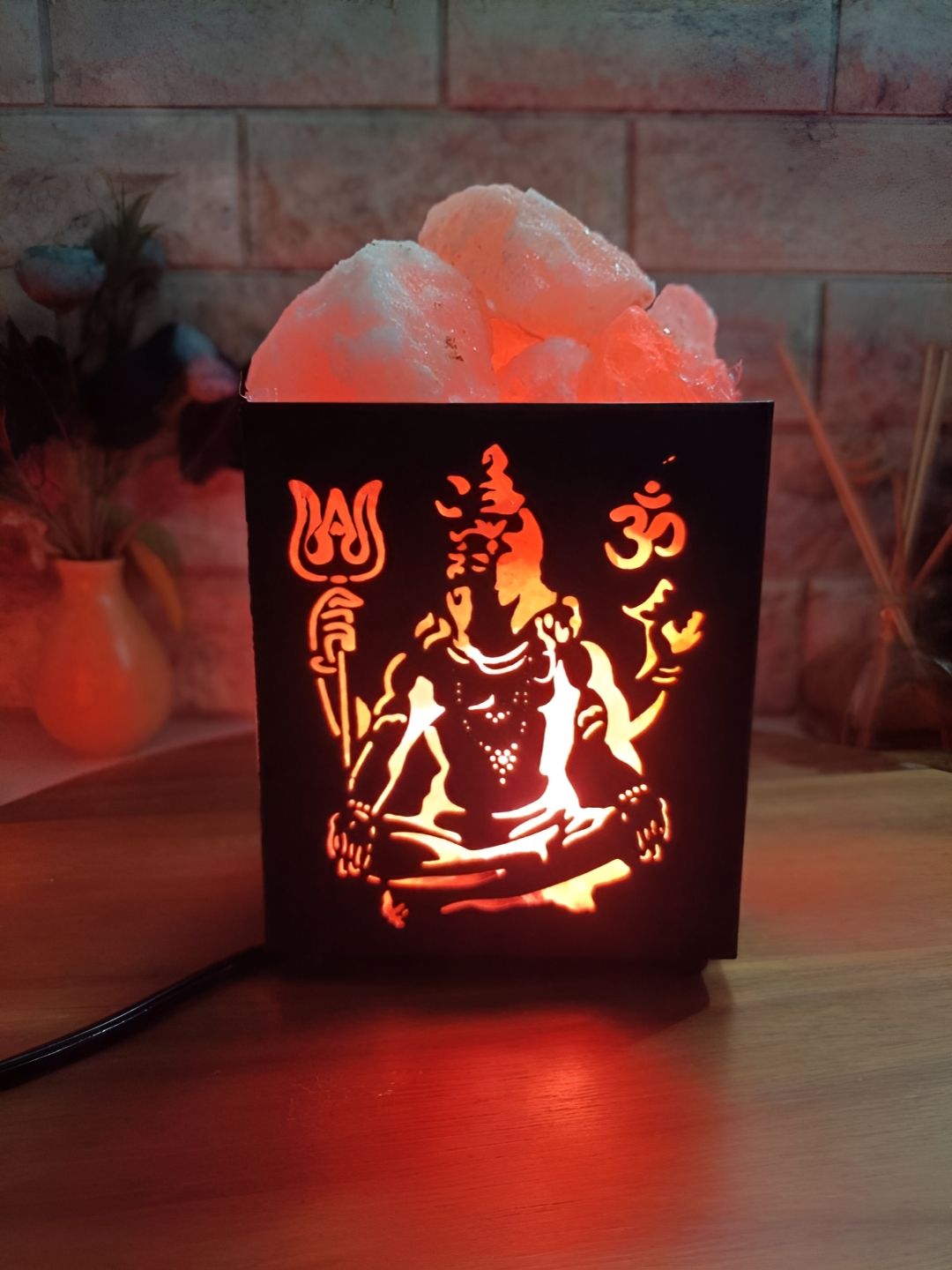 GLOBAL AROMA Shiva Himalayan Rock Salt Warm Yellow Metal Square Electrical Table Lamps