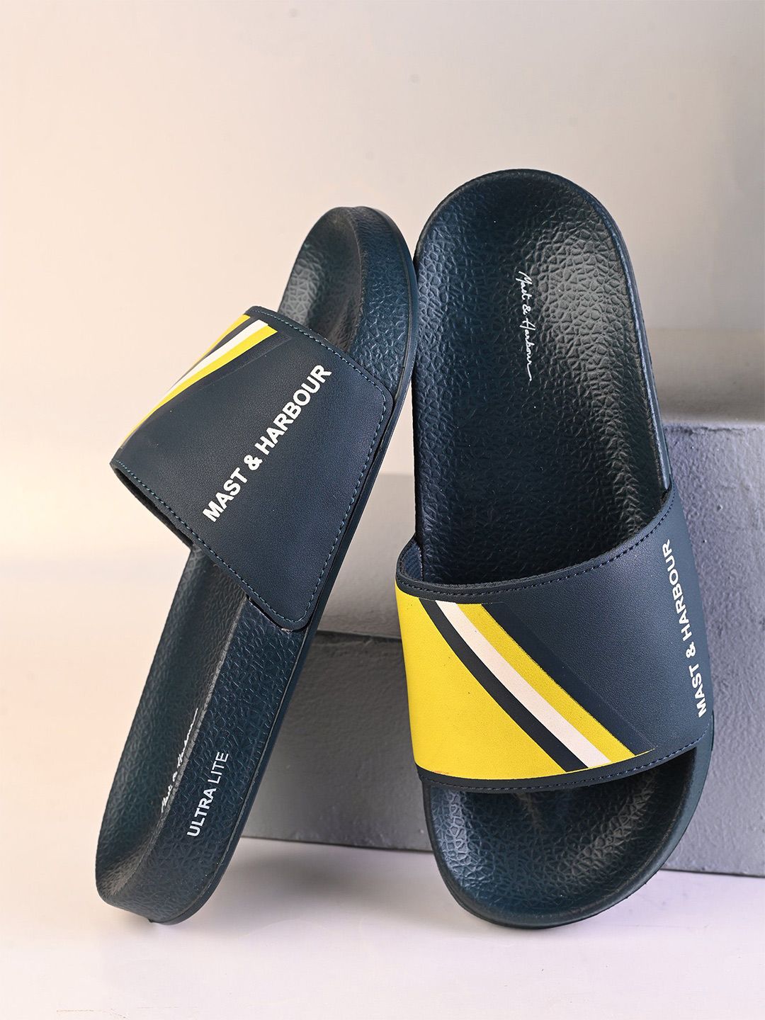 Mast & Harbour Men Colourblocked Sliders