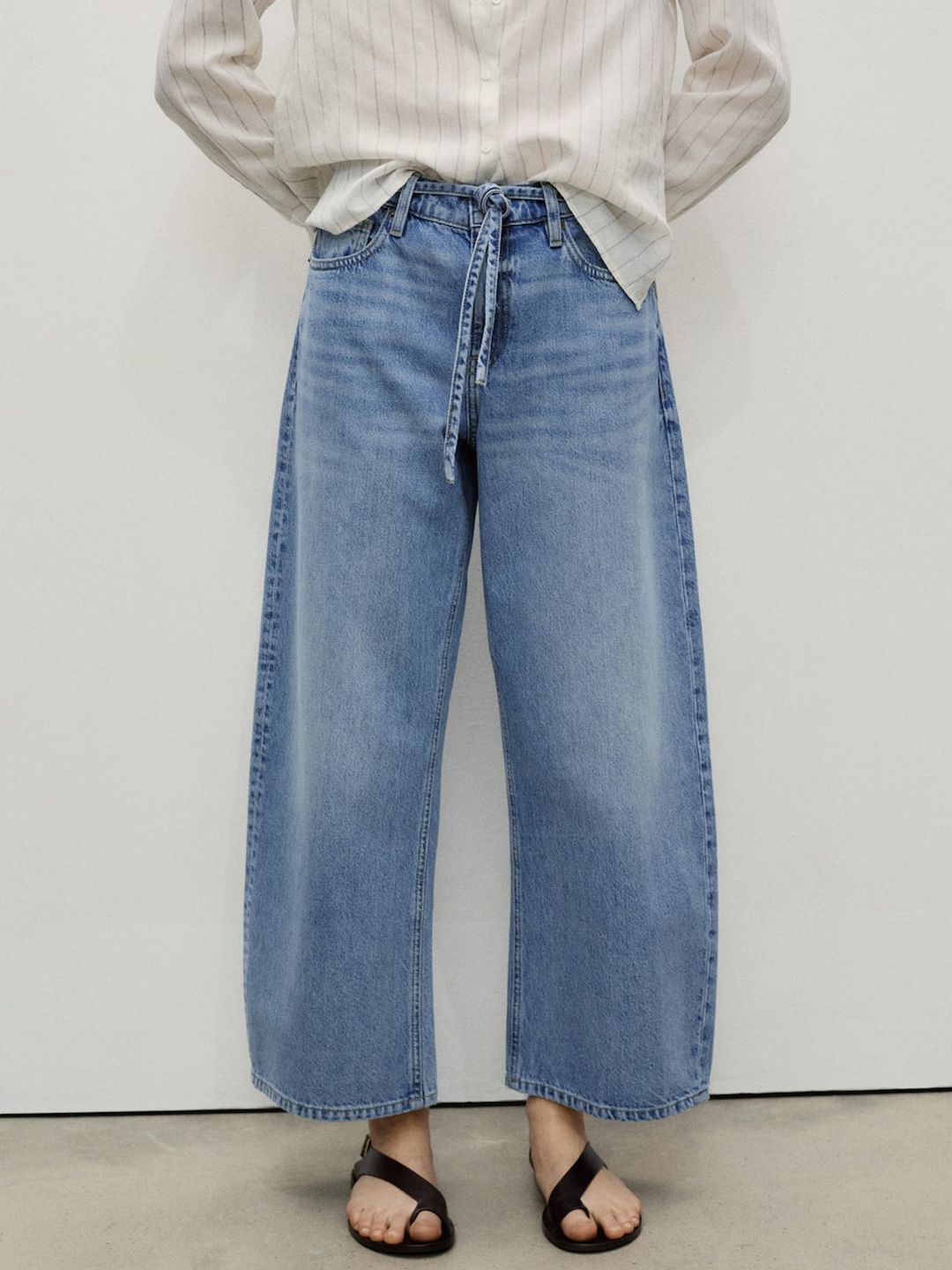 Mid-Rise Light Fade Pure Cotton Cropped Barrel Fit Jeans with Belt