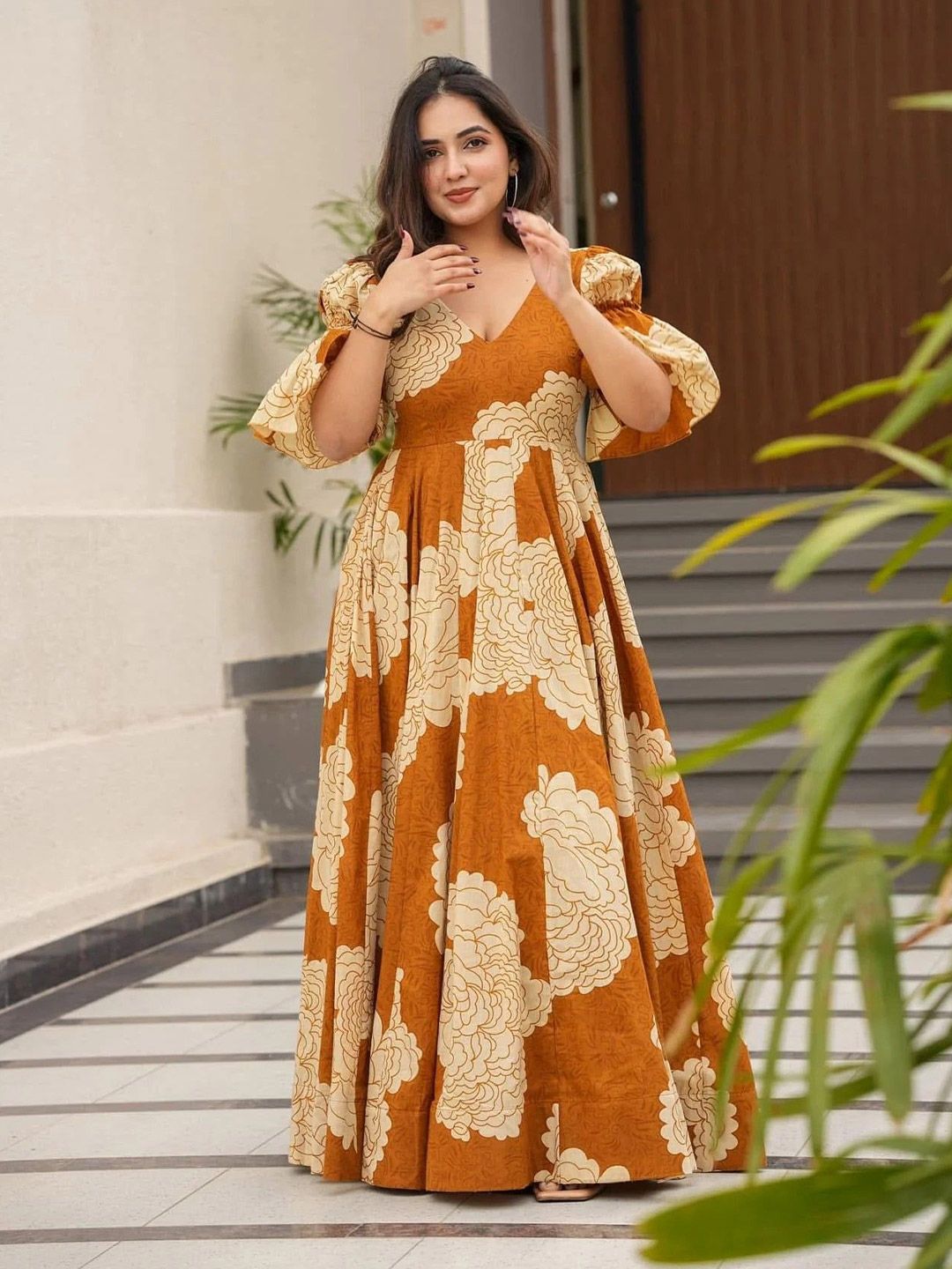 green emerald velvet dress Soraya Printed And Pleated Maxi Dress – VICI main image 1
