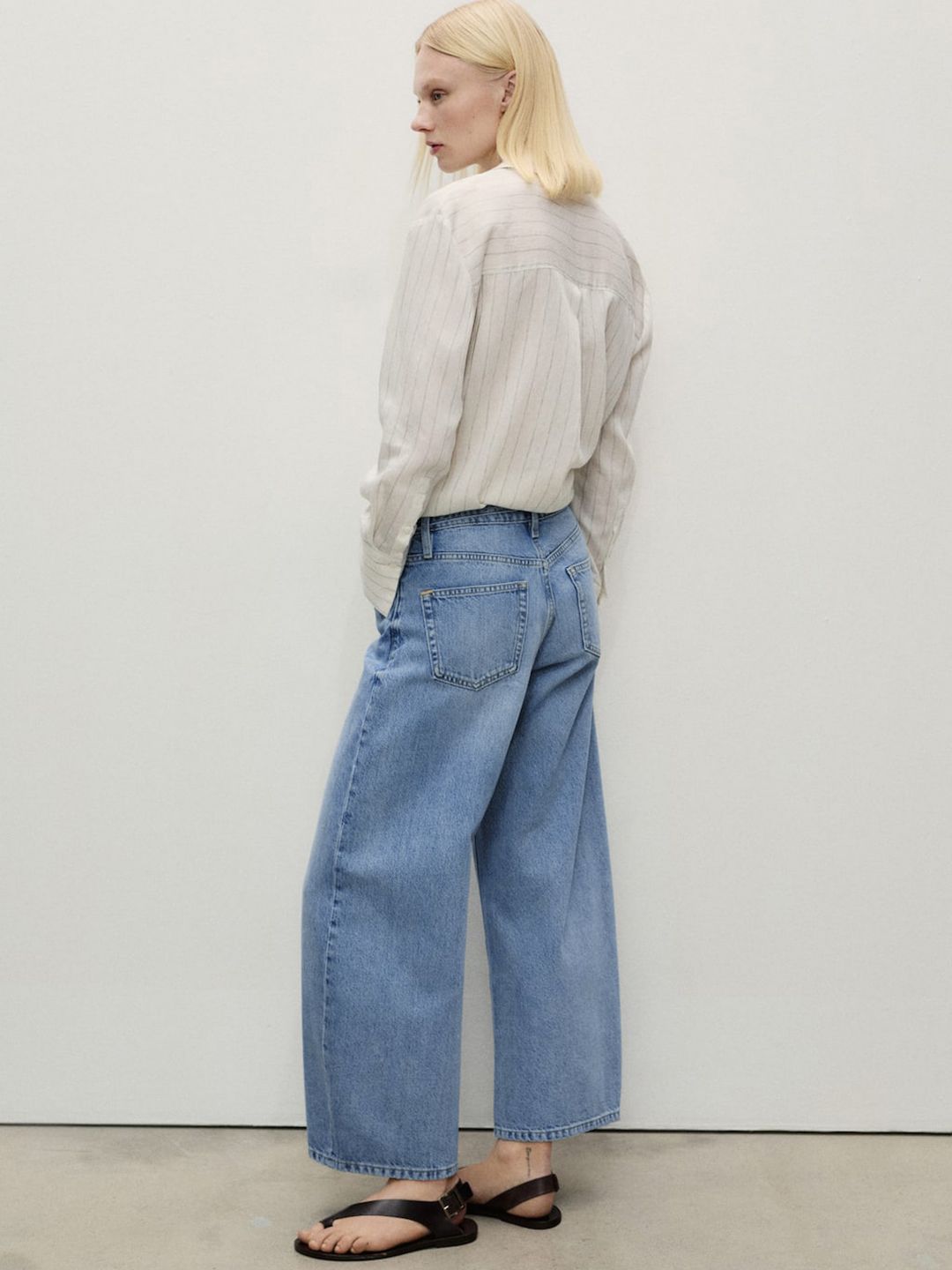 Mid-Rise Light Fade Pure Cotton Cropped Barrel Fit Jeans with Belt