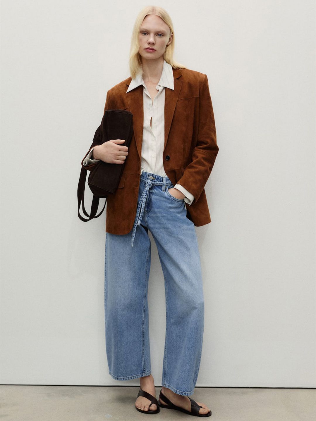 Mid-Rise Light Fade Pure Cotton Cropped Barrel Fit Jeans with Belt