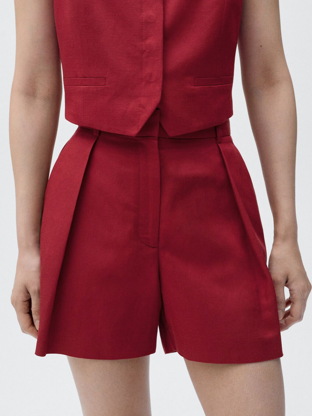 Mid-Rise Pleated Detail Regular Fit Shorts