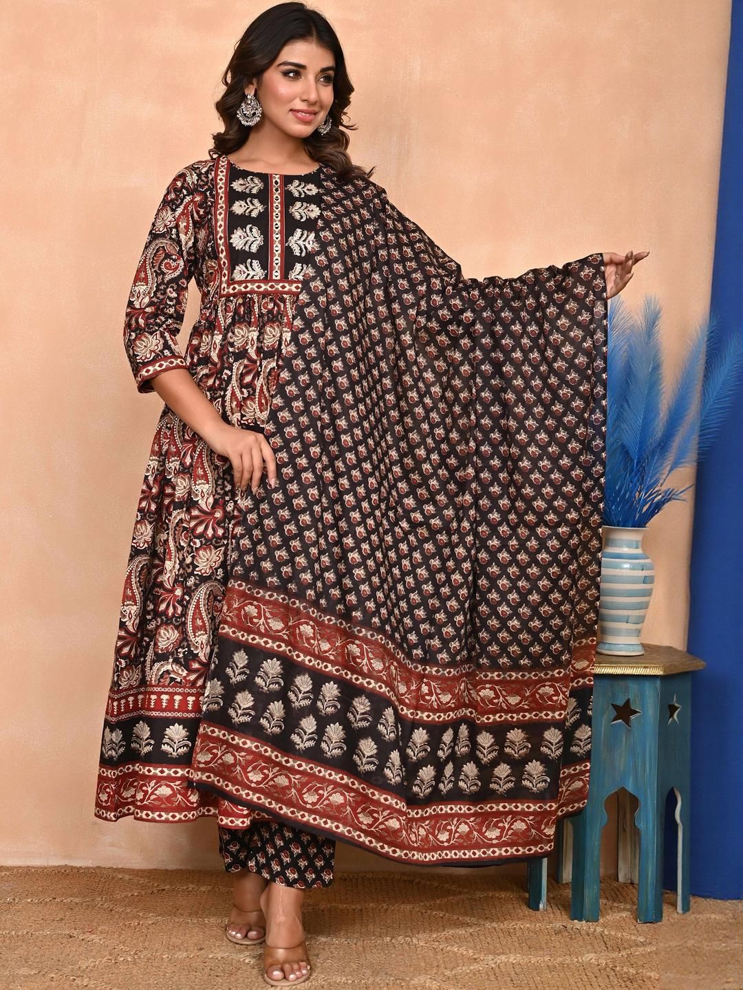 Peachmode Women Black Pure Cotton Kurta Sets