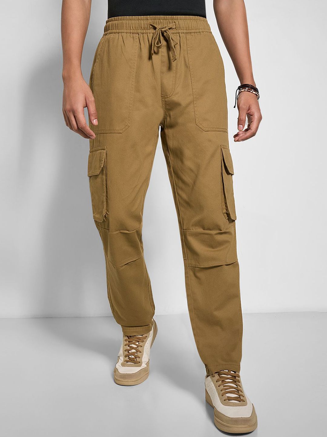 People Men Solid Regular Fit Mid-Rise Cargos Trousers