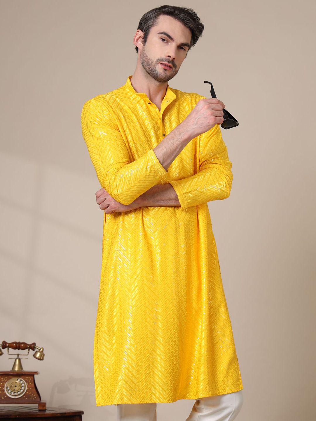 ADHIRAJAN Men Geometric Embroidered Chikankari Kurta