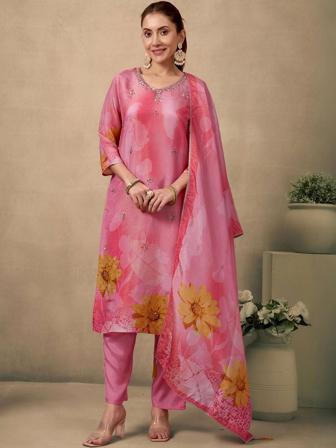 Peachmode Women Floral Embroidered Regular Beads and Stones Kurta Set