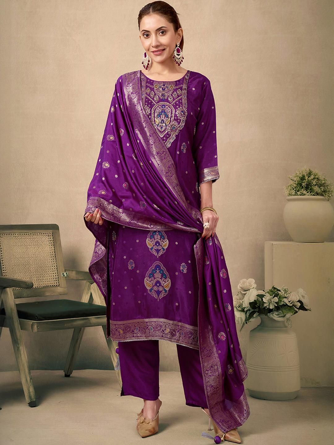 Peachmode Women Floral Regular Beads and Stones Kurti with Trousers & With Dupatta