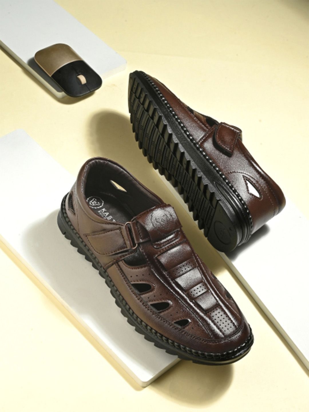 KASTAVA Men Textured Abzorb Fisherman Sandals