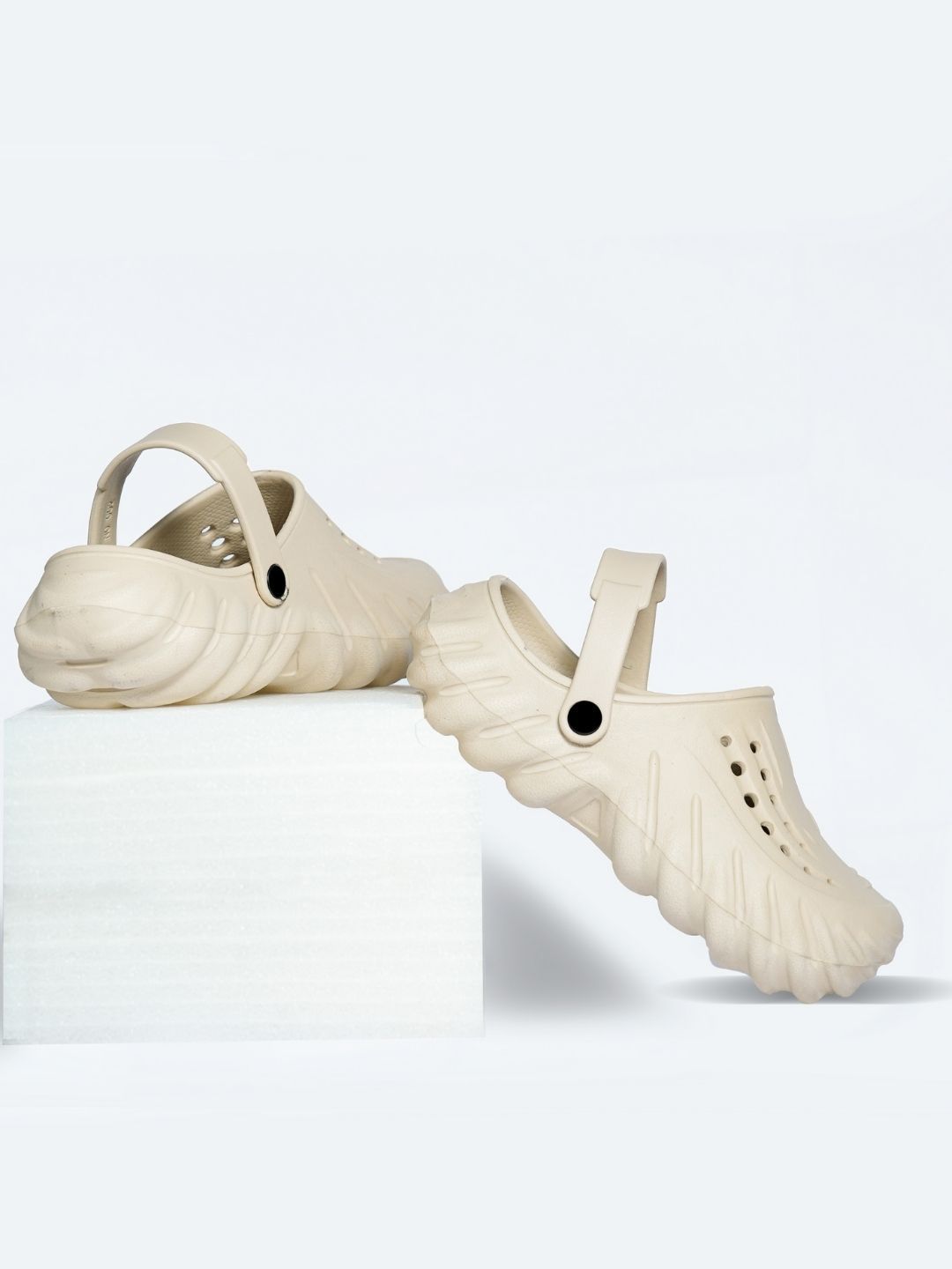 The Roadster Lifestyle Co. Men Self Design Clogs
