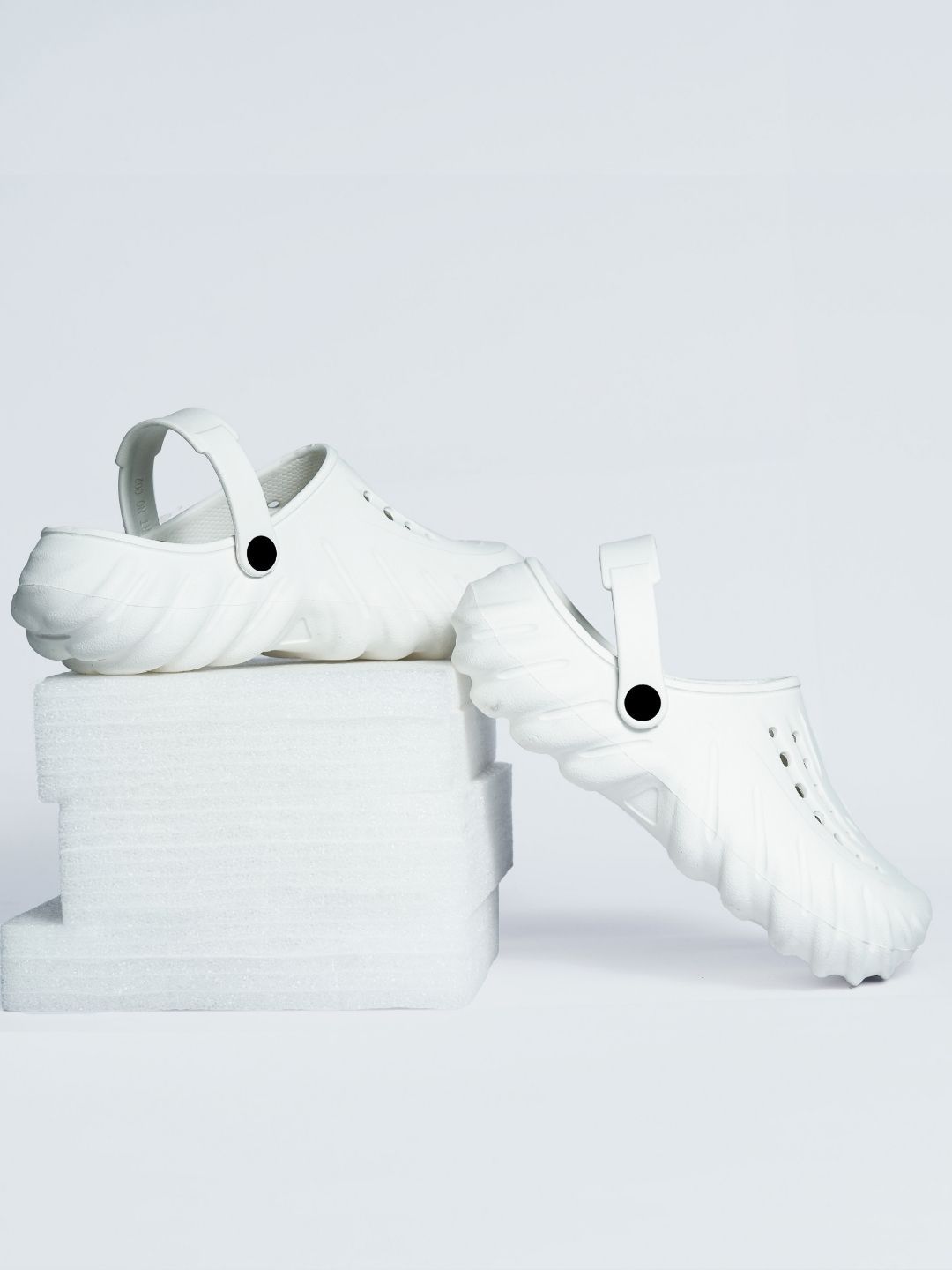 The Roadster Lifestyle Co Men Self Design Clogs