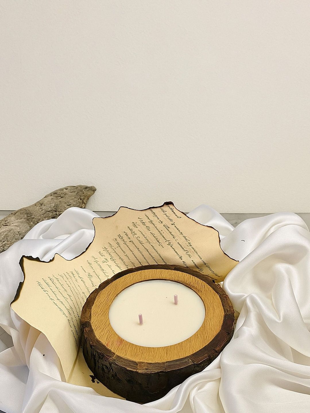 Earthly Edges White & Cream-Coloured Jar Candle