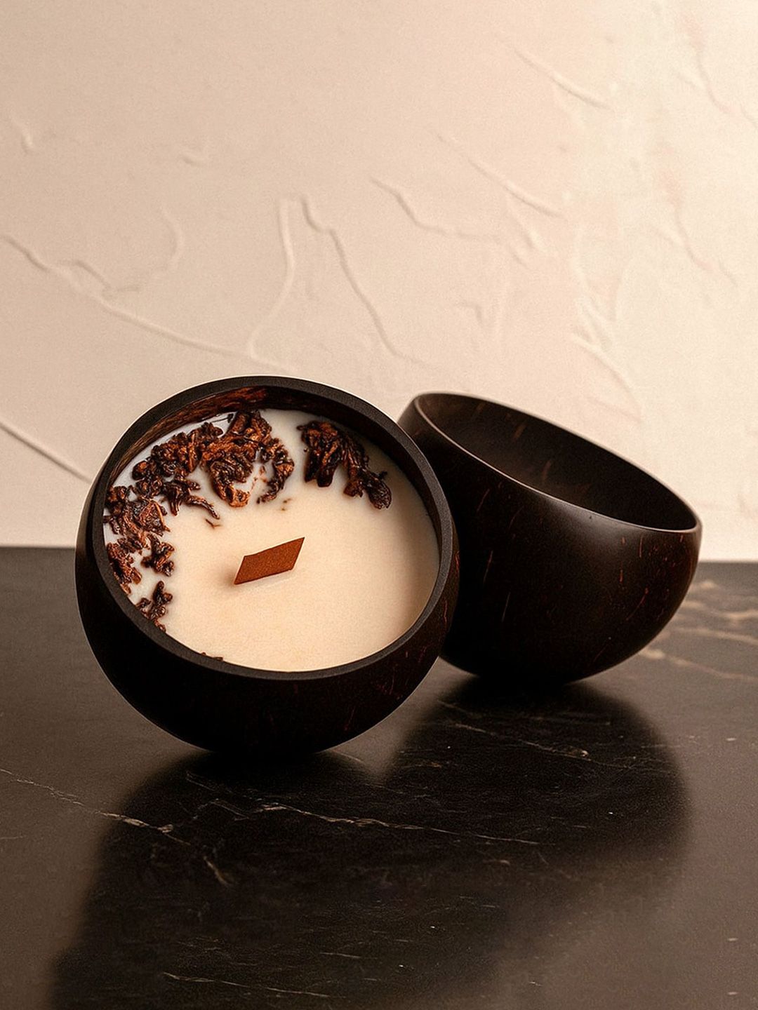 Earthly Edges White & Cream-Coloured Jar Candle