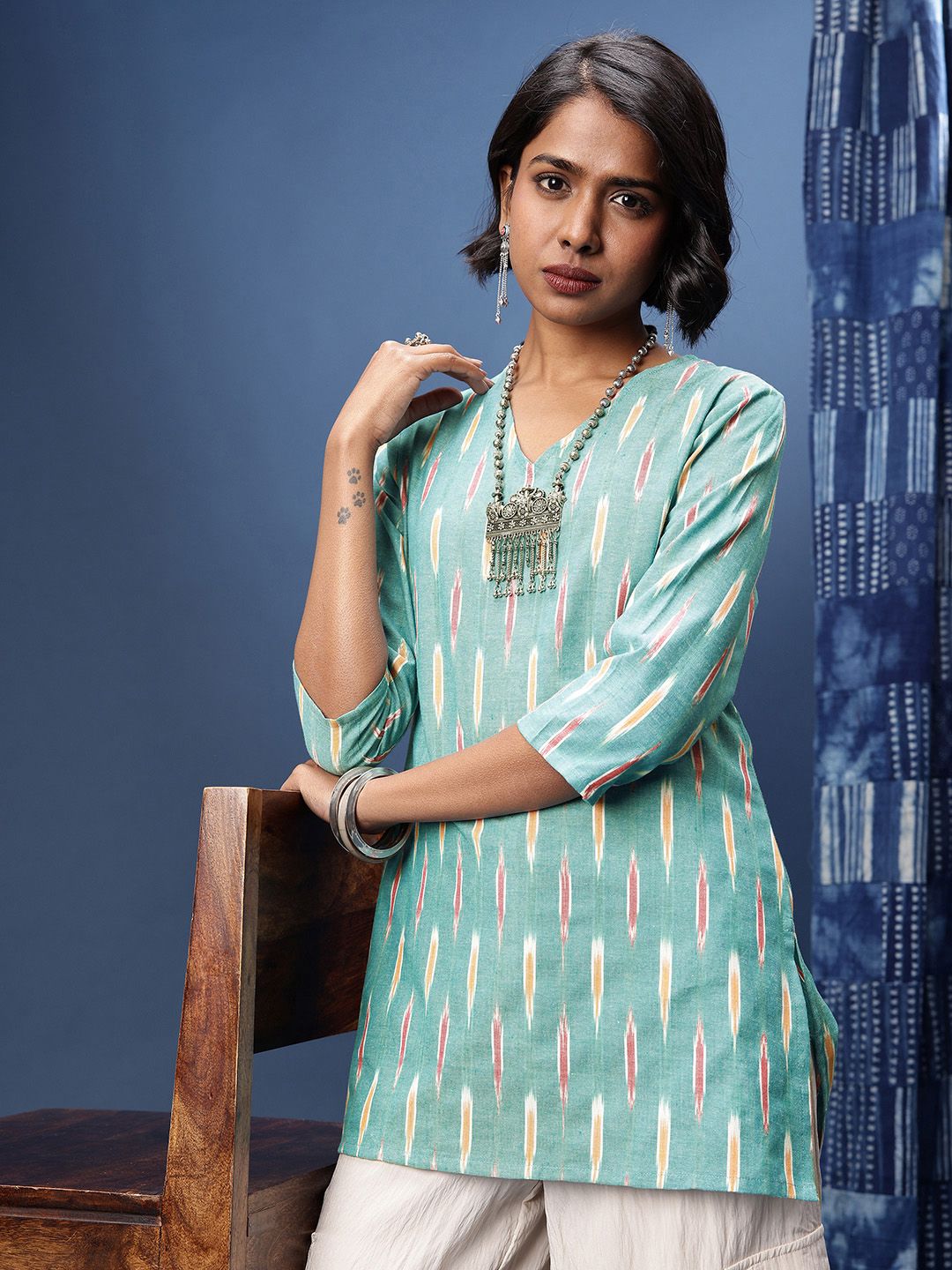 Taavi Geometric Woven Design V-Neck Kurti