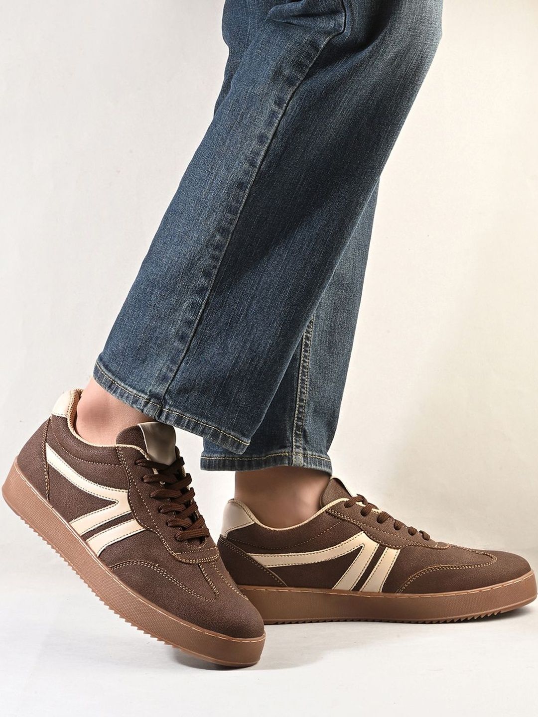 The Roadster Lifestyle Co Men  Round Toe Lightweight Lace-Ups Sneakers