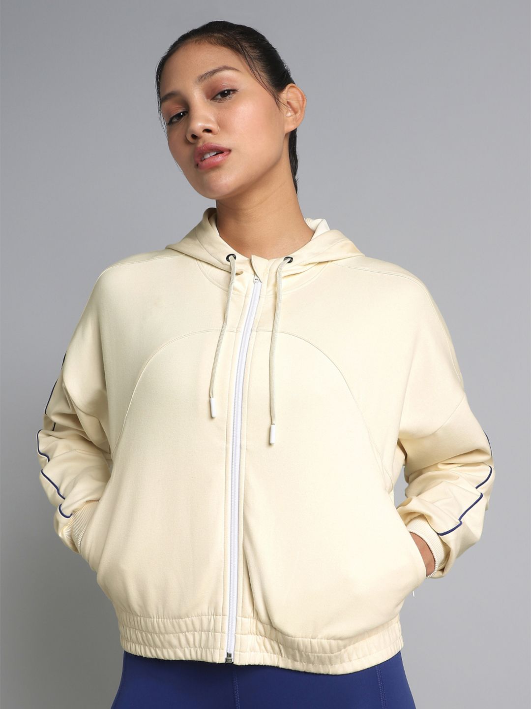 CULT Women's Off White Workout Essential Cropped Jacket